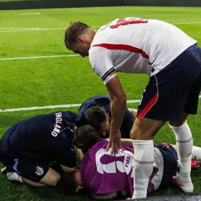 Jogador da Inglaterra tropeça em placa, lesiona o punho e fica fora da Copa