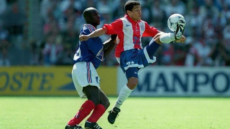 Paraguai e França fizeram duelo equilibrado nas oitavas da Copa de 1998