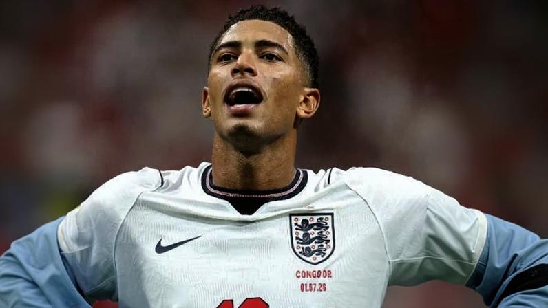 Jude Bellingham canta com a torcida inglesa após vitória na Copa