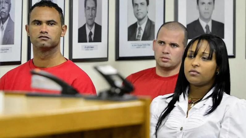 Bruno, Luiz Henrique Romão e Dayanne Rodrigues do Carmo na sala de audiência do Fórum de Contagem, Minas Gerais