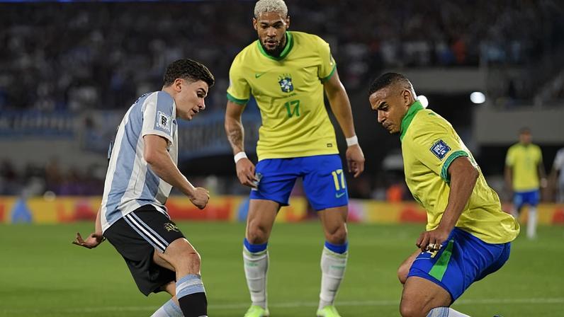 Julian Alvarez da Argentina e Murillo do Brasil em jogo válido pelas Eliminatórias da Copa do Mundo 2026 no Monumental de Nunez