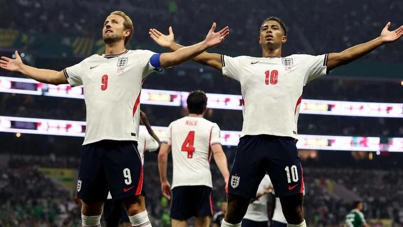 Kane e Bellingham comemoram gol da Inglaterra contra o México na Copa do Mundo