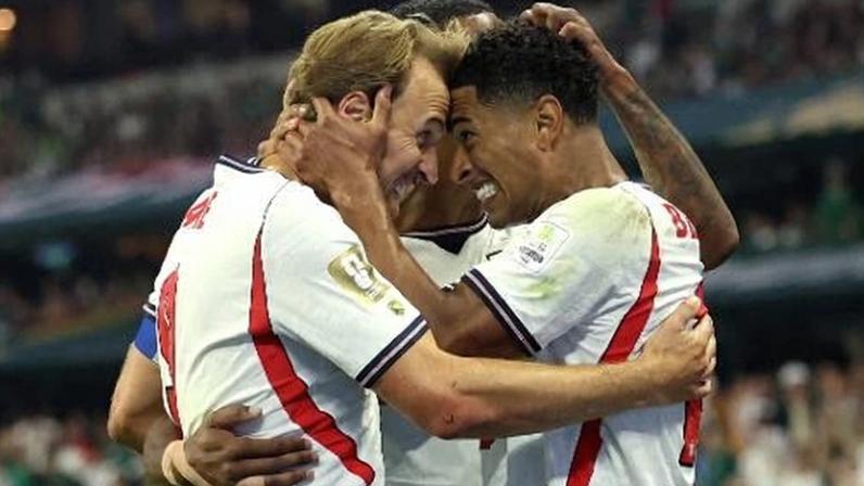 Kane e Bellingham comemoram durante México x Inglaterra