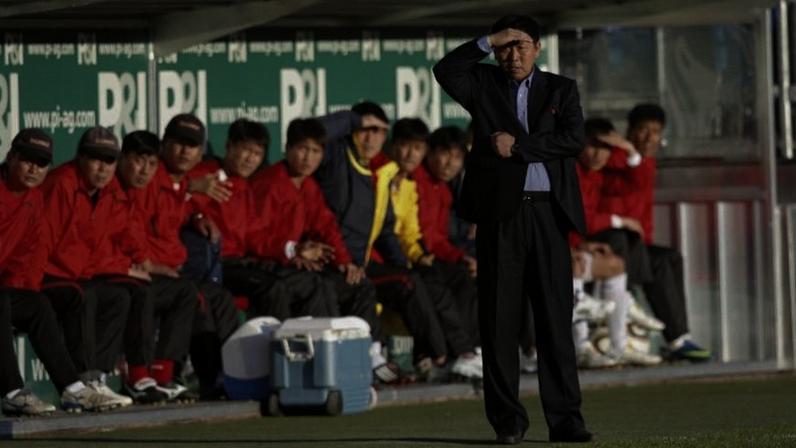 Kim John-Hun, técnico da Coreia do Norte, durante amistoso contra a África do Sul, em 2010, antes da Copa