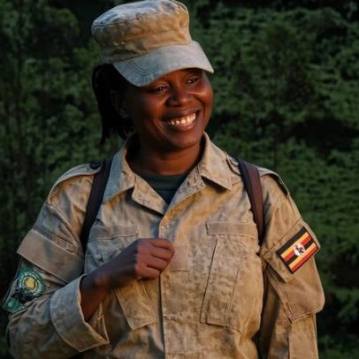 Mulher protege gorilas-das-montanhas em Uganda
