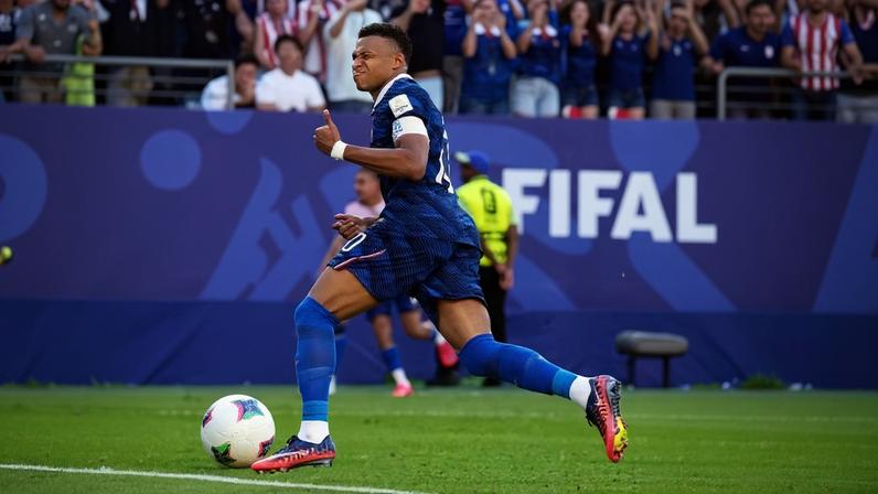 Kylian Mbappé, da França, comemora gol contra o Paraguai na Copa do Mundo