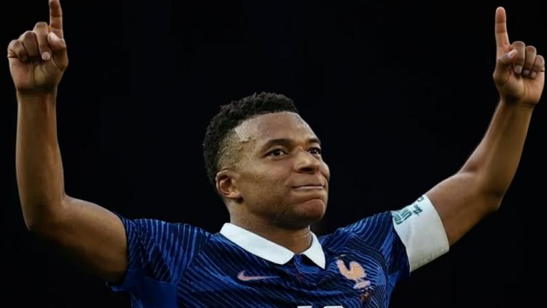 Kylian Mbappé, da França, comemora gol contra o Paraguai na Copa do Mundo