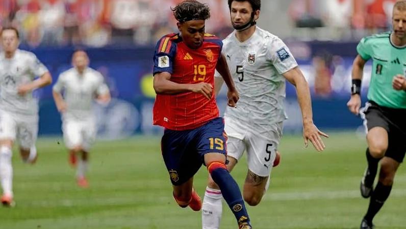 Lamine Yamal disputa bola com Stefan Posch da Áustria na segunda fase da Copa do Mundo