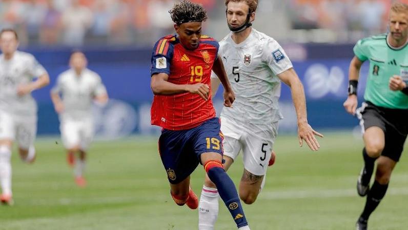Lamine Yamal, da Espanha, disputa bola com Stefan Posch, da Áustria, na segunda fase da Copa do Mundo