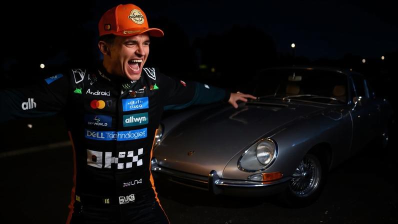 Lando Norris chega em Silverstone em Silverstone dirigindo o Jaguar E-Type 4.2 — Foto: Getty Images