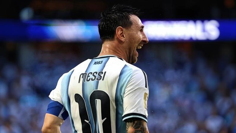 Lionel Messi comemora gol da Argentina sobre Cabo Verde na Copa