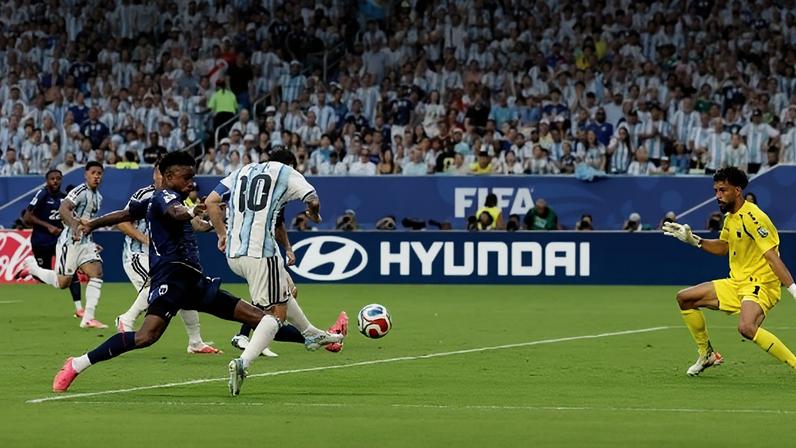 Lionel Messi marcando contra Cabo Verde na Copa do Mundo
