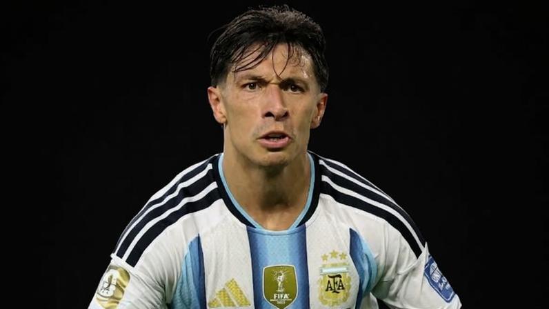 Lisandro Martínez comemora gol marcado pela Argentina contra Cabo Verde na Copa do Mundo
