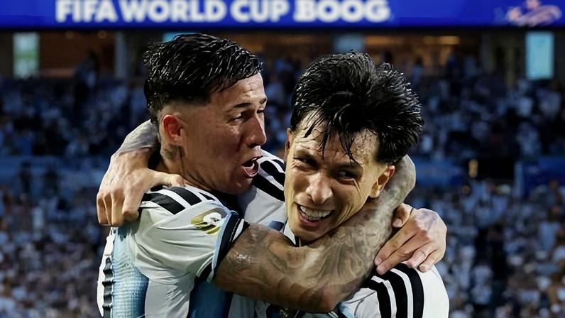 Lisandro Martínez e Enzo Fernández, da Argentina, comemoram gol contra Cabo Verde