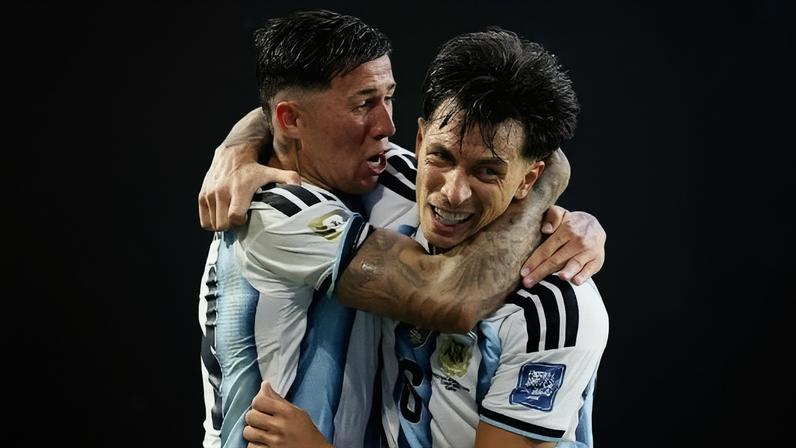 Lisandro Martinez da Argentina comemora o segundo gol ao lado de Enzo Fernandez