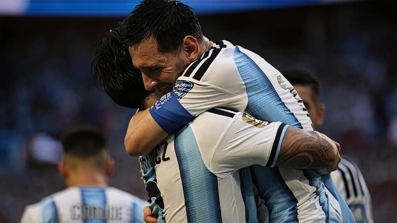 Lisandro Martínez e Messi se abraçam após gol da Argentina sobre Cabo Verde em duelo da Copa do Mundo