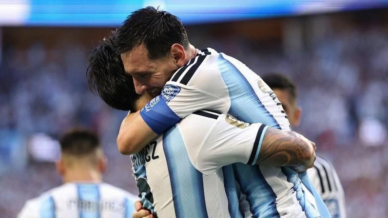 Lisandro Martínez e Messi se abraçam após gol da Argentina sobre Cabo Verde em duelo da Copa do Mundo