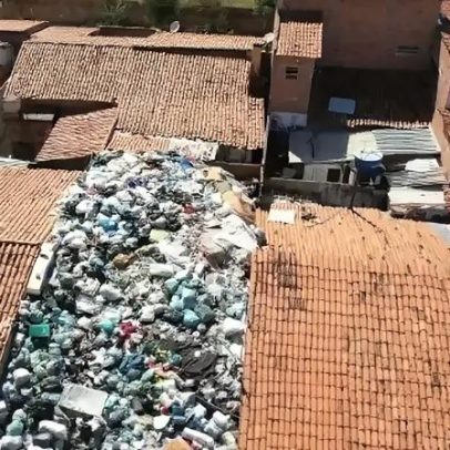 Morador no Piauí é flagrado acumulando lixo no telhado e pode ser autuado