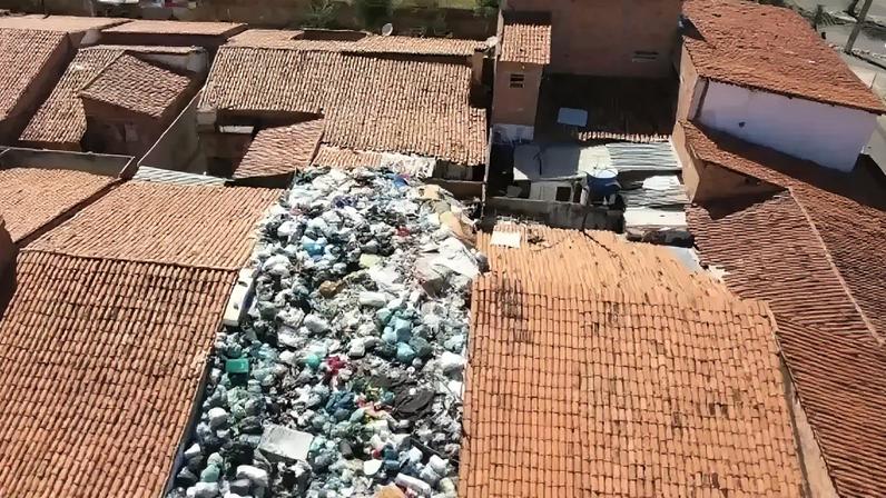 Morador é flagrado acumulando lixo no telhado de casa no PI; ele será autuado