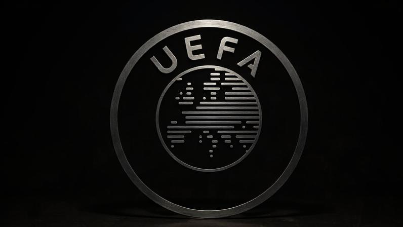 Balogun foi expulso na partida entre as seleções dos EUA e da Bósnia e Herzegovina e ficaria de fora das oitavas de final; na foto, logo da Uefa