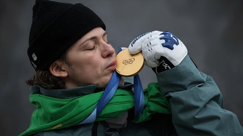 Lucas Pinheiro Braathen beija a medalha de ouro
