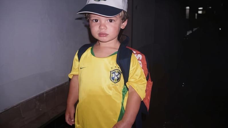O pequeno Lucas Pinheiro Braathen, campeão olímpico no esqui alpino, com a camisa do Brasil — Foto: Reprodução/Instagram
