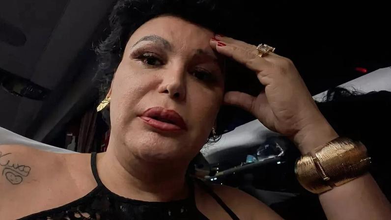 Luisa Marilac na 'live' em que mostrou a insatisfação com a estrutura do ônibus