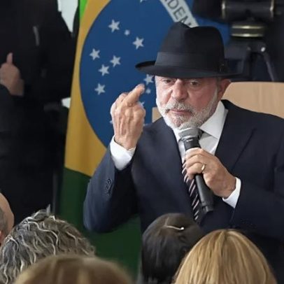 Lula usa gesto ao defender que pobres gostam de coisas boas