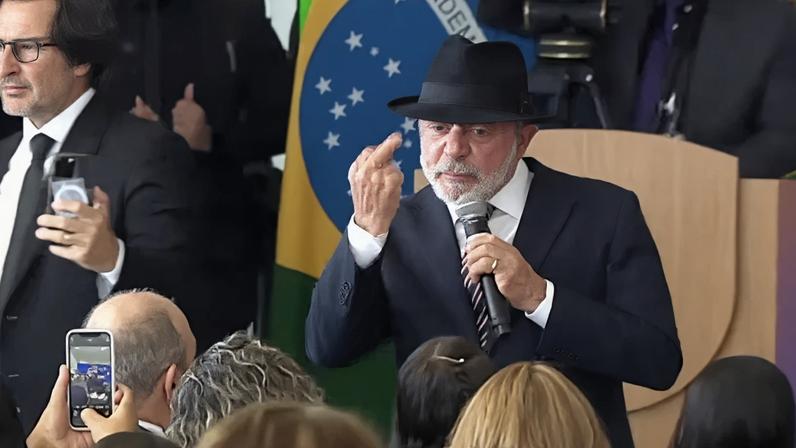 Lula usa gesto ao defender que pobres gostam de coisas boas