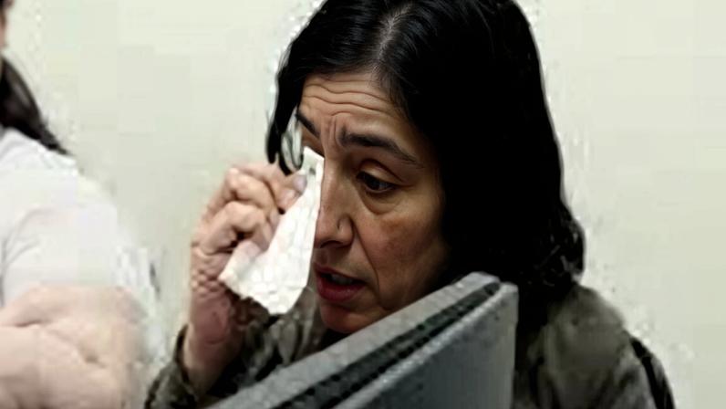 Mulher enxuga olho com lenço de papel branco - Metrópoles
