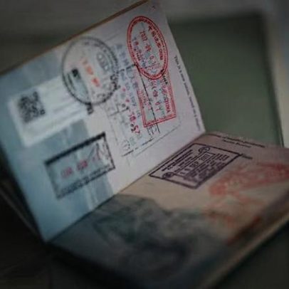 Homens viajam a países emergentes em busca de mulheres tradicionais