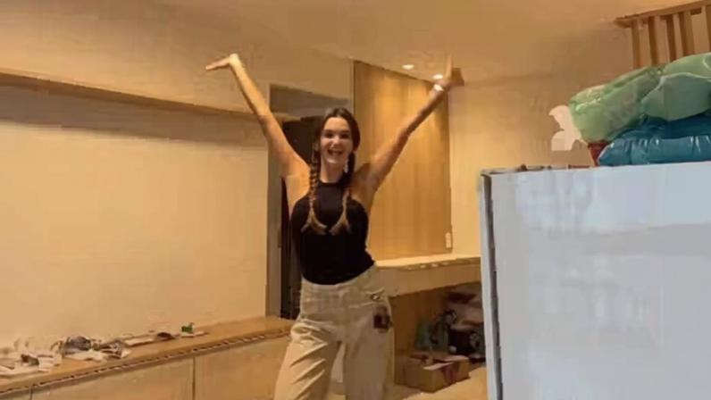 Suzanna Freitas mostra apartamento que ganhou dos pais