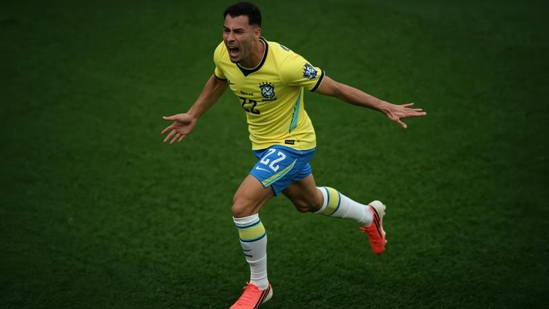 Gabriel Martinelli comemora gol contra o Japão