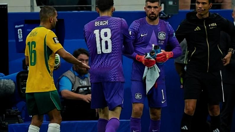 Mathew Ryan entrou no lugar de Patrick Beach em Austrália x Egito