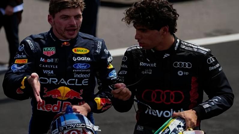 Max Verstappen (esq.) e Gabriel Bortoleto conversam após corrida sprint em Silverstone