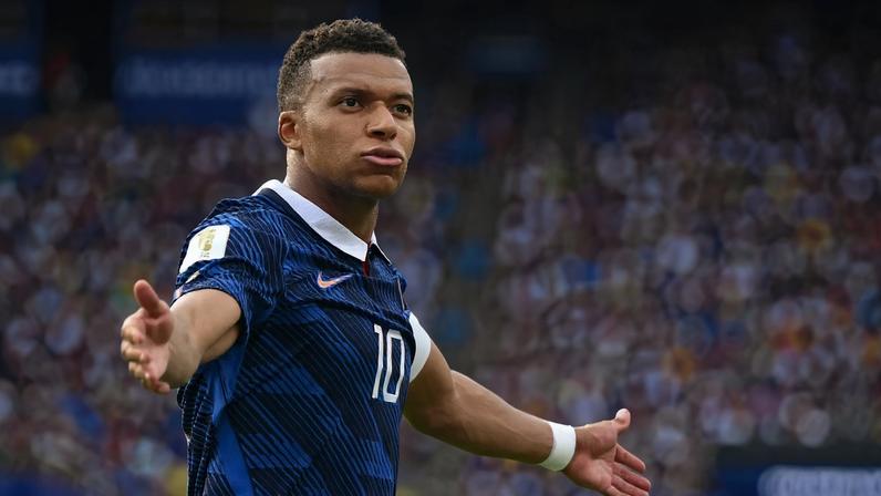 Mbappé comemora gol pela França contra Suécia na Copa do Mundo (Foto: ANGELA WEISS / AFP)