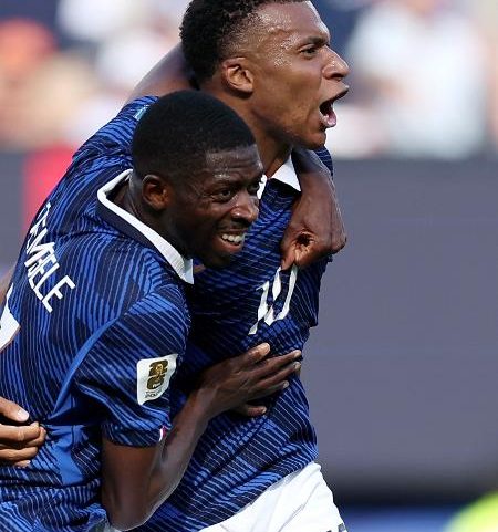 Mbappé comemora gol da França contra a Suécia, pela Copa do Mundo