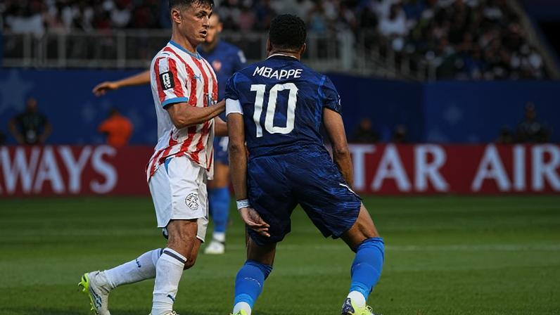 Mbappé e Cubas durante Paraguai x França na Copa do Mundo