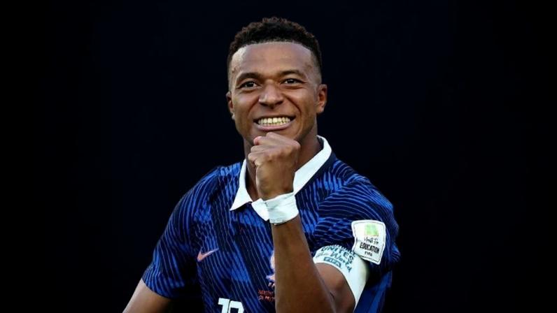 Mbappé festeja gol da França sobre Paraguai em jogo da Copa do Mundo