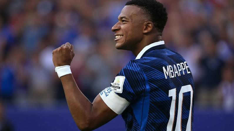 Kylian Mbappé comemora seu gol de pênalti na vitória da França contra o Paraguai