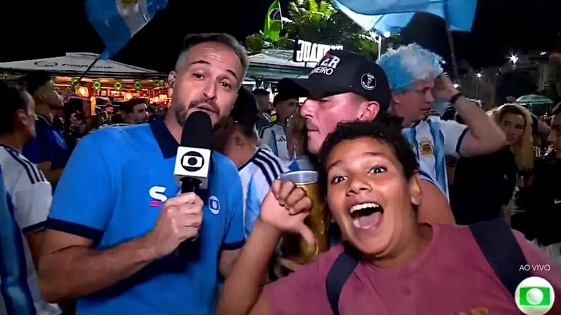 Garoto é empurrado por torcedor em entrada ao vivo da Globo.