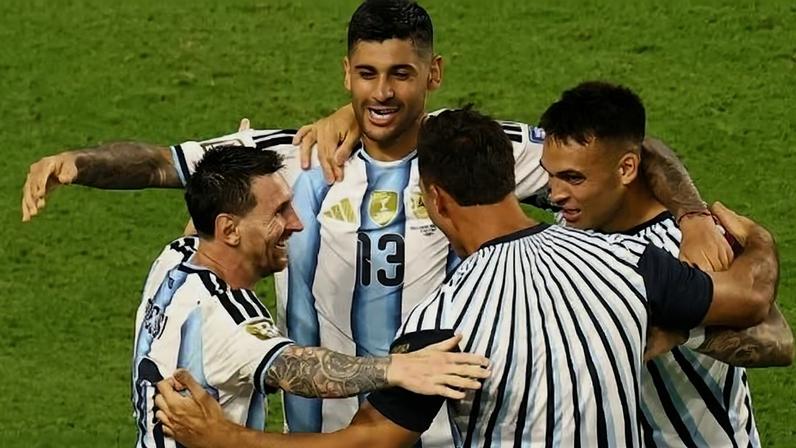 Messi e Romero são abraçados após gol da Argentina sobre Cabo Verde em duelo da Copa do Mundo