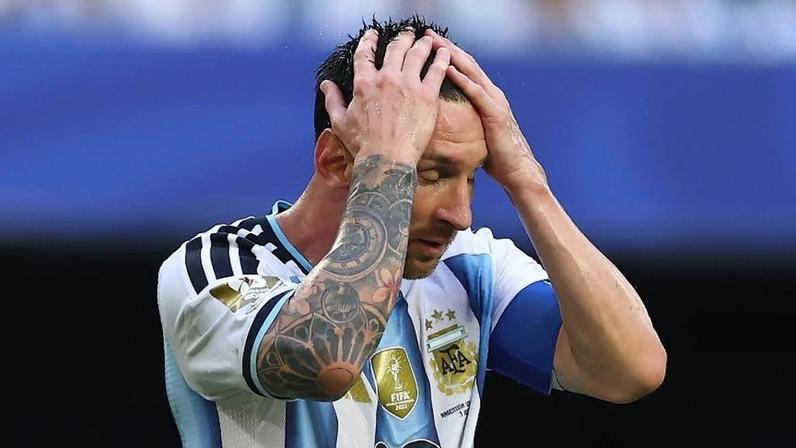 Messi se lamenta durante Argentina x Cabo Verde: desgaste extra para o craque