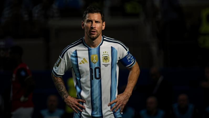 Messi comemora classificação contra Cabo Verde na prorrogação.