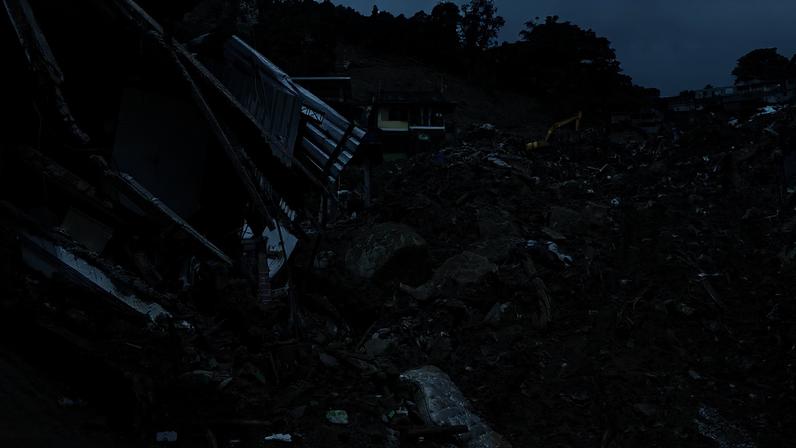 Equipes de resgate trabalham na busca por vítimas do deslizamento de terra no Morro da Oficina, dez dias após as chuvas em Petrópolis.