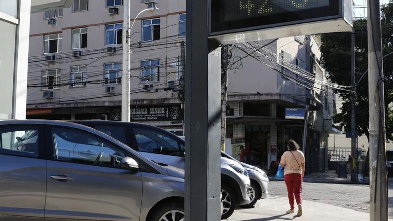 Termômetro de rua na Tijuca registra a onda de calor que atinge a cidade do Rio de Janeiro.