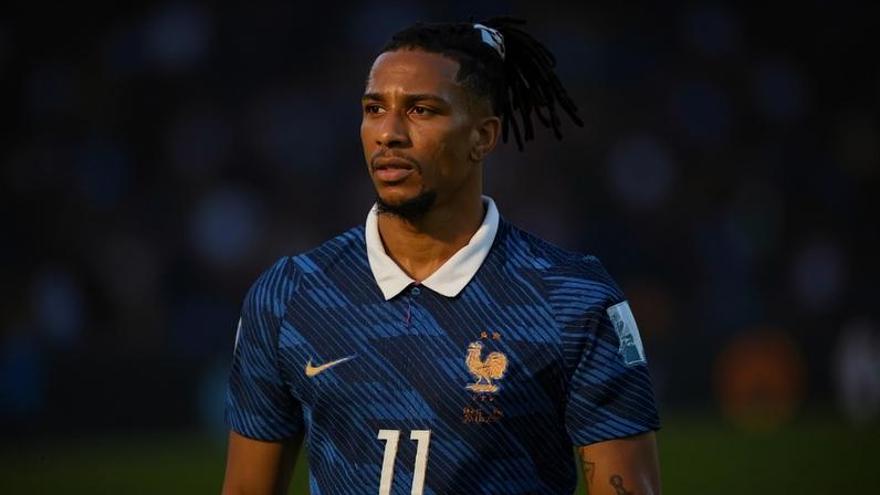 Michael Olise em ação durante jogo entre França e Suécia na Copa do Mundo