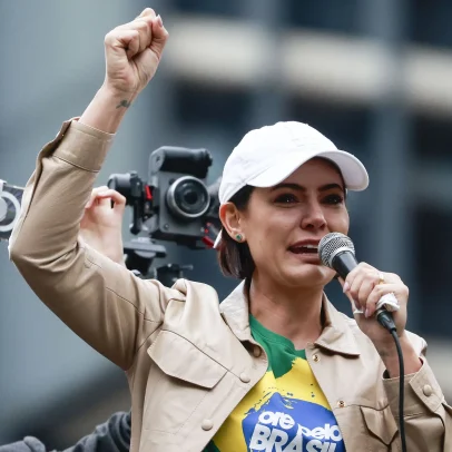 Michelle Bolsonaro pode concorrer no lugar de Flávio Bolsonaro