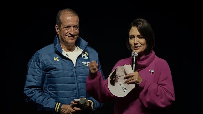 Segundo o presidente do PL (à esq), a ex-primeira-dama (à dir.) também avalia desistir de concorrer ao Senado em 2026