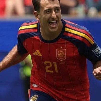 Espanha vence Áustria com goleiro recordista e avança às oitavas
